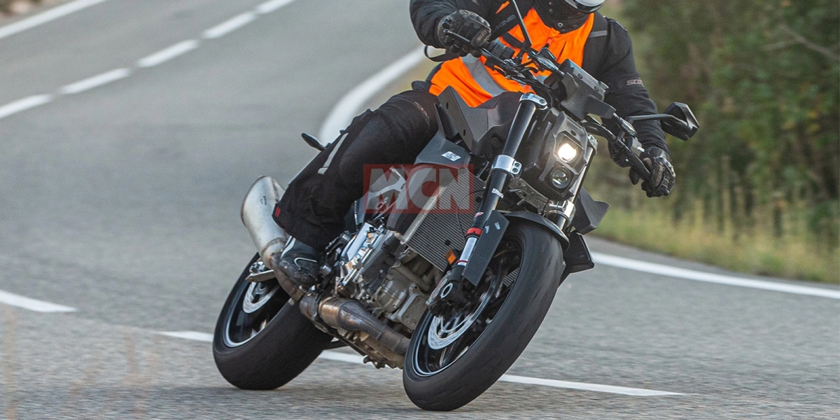 昆蟲頭掰掰、堆疊燈上身!KTM 990 DUKE 測試間諜照曝光