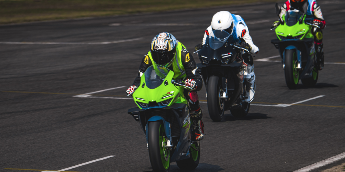 張雪機車 ZXJC 820RR 中國的三缸跑車！WSBK SSP 大殺四方，與 YAMAHA R9 相比誰的馬力大？