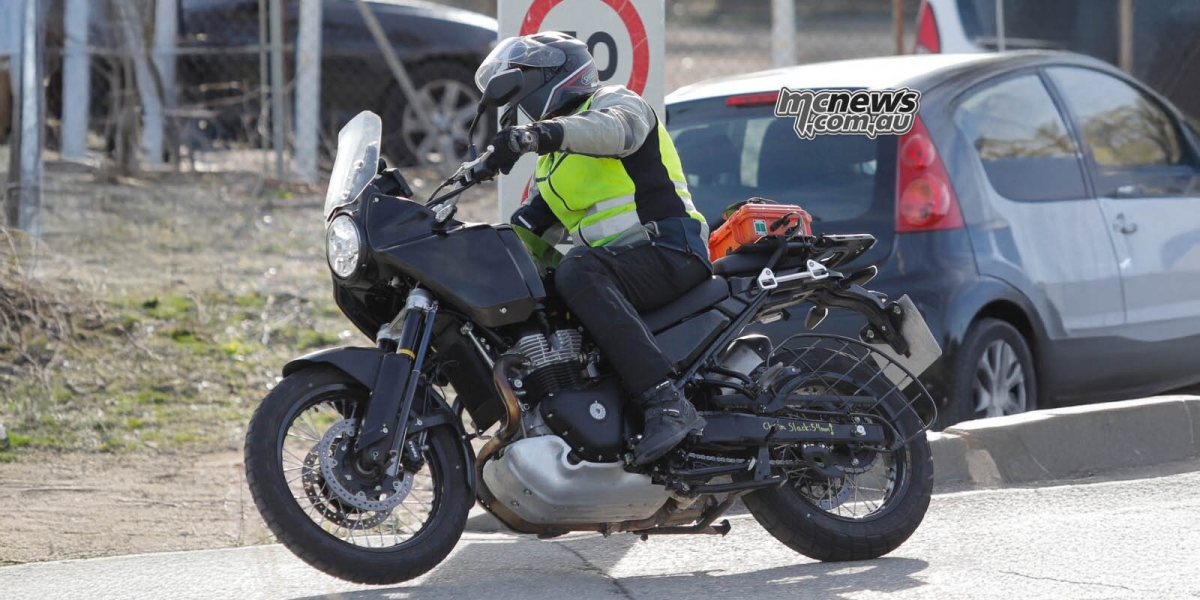 47匹雙缸、倒叉/多連桿單槍避震、19/17吋輪框!Royal Enfield Himalayan 650 測試間諜照曝光