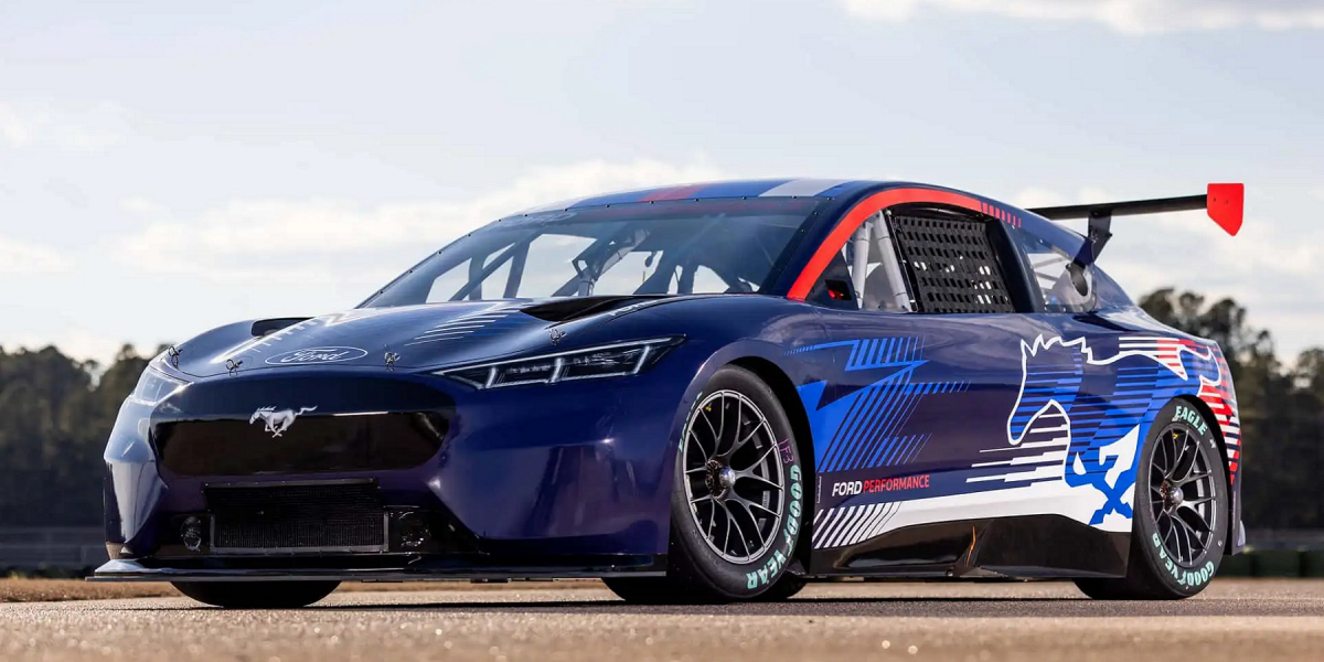 揭開NASCAR電動車序章!純電野馬Ford Mach-E NASCAR原型車搶先亮相