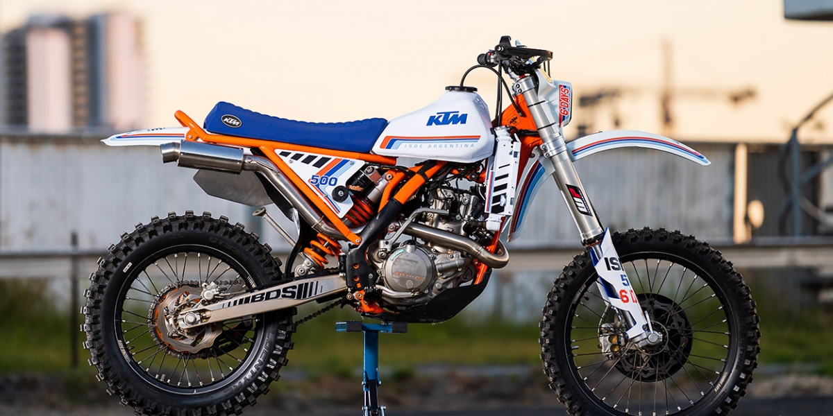 復刻六日耐力賽事魂!KTM 500 EXC SIX DAYS Retro By  Dan Mickan