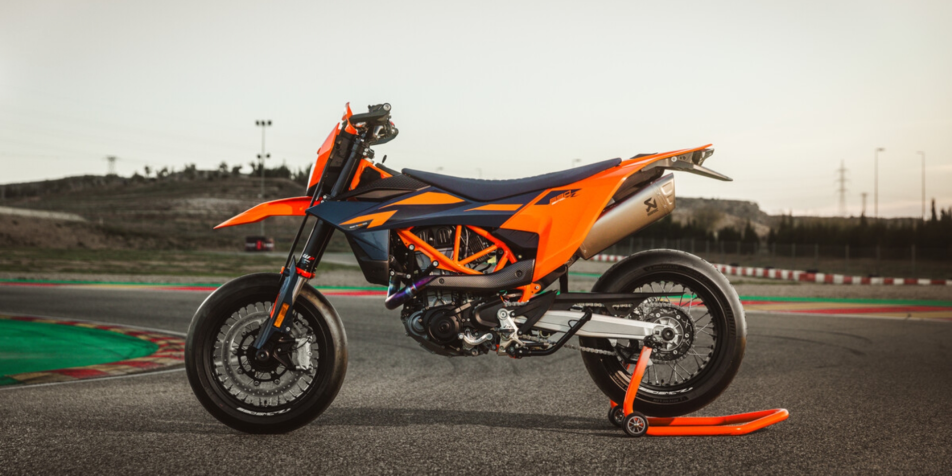 79 匹單缸狠角色！2026 KTM 690 SMC R 正式發表