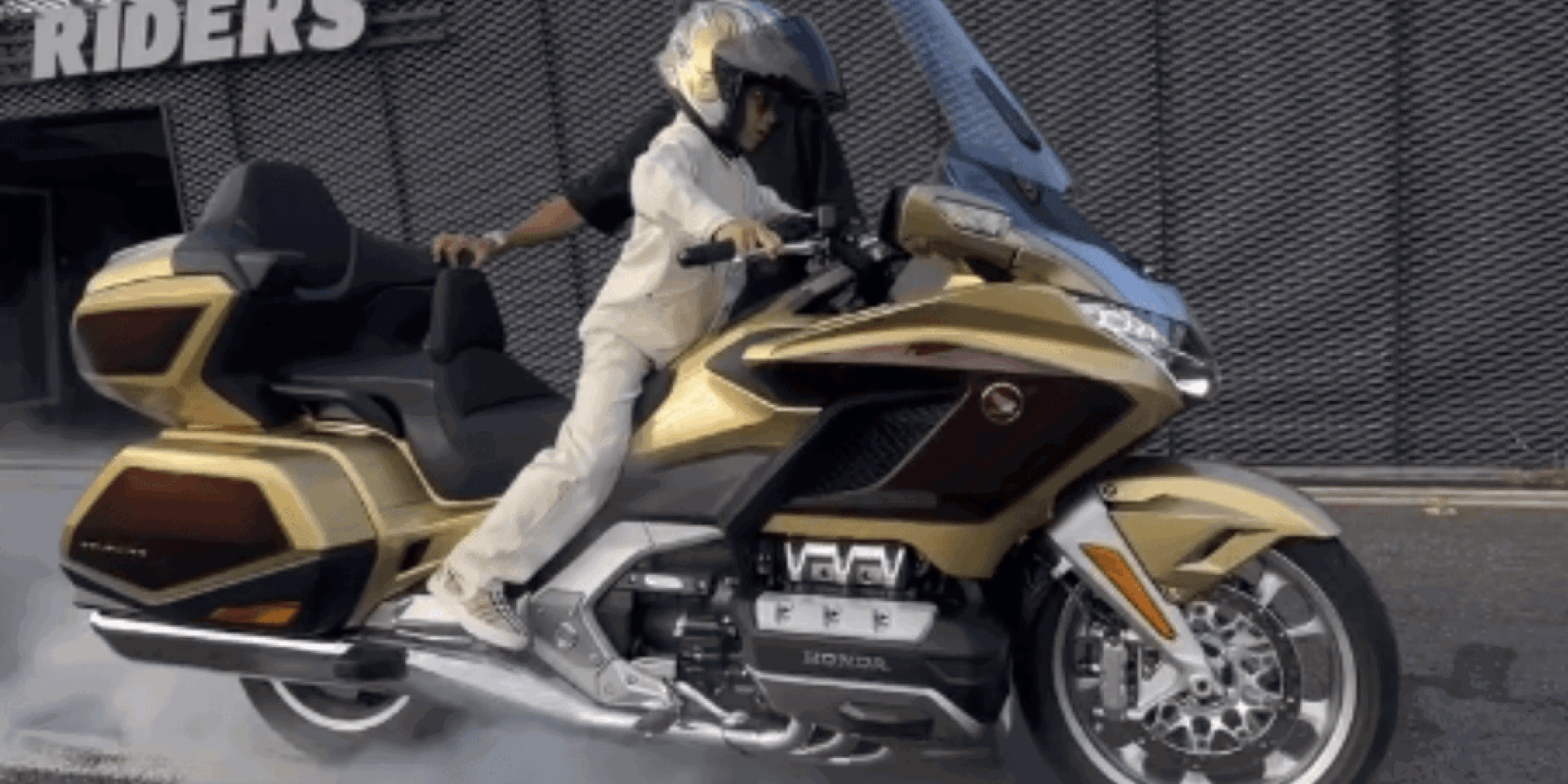 七歲 Zayn Sofuoglu 駕馭 Honda Gold Wing，393kg 大車成話題