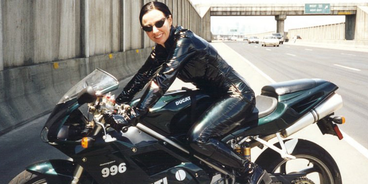 駭客任務中騎著DUCATI 996狂飆的人是她!特技女車手Debbie Evans的傳奇故事
