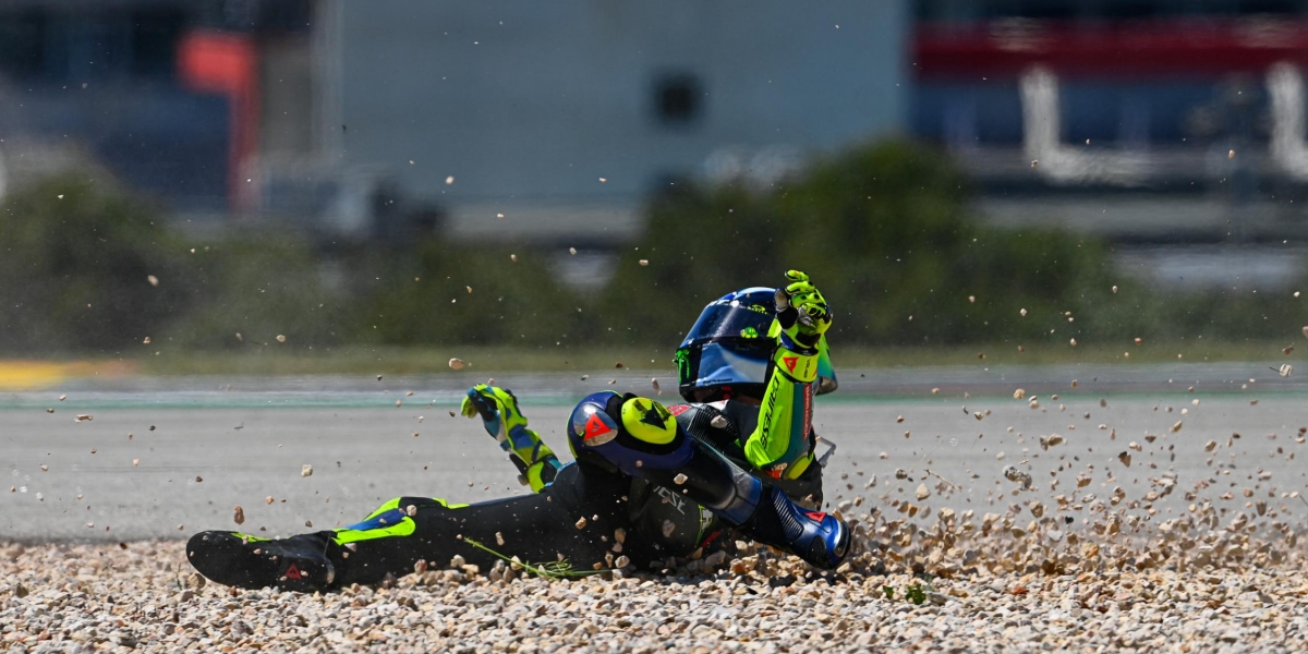 摔車後依然微笑?Valentino Rossi:至少這一站賽車的感覺更好了!