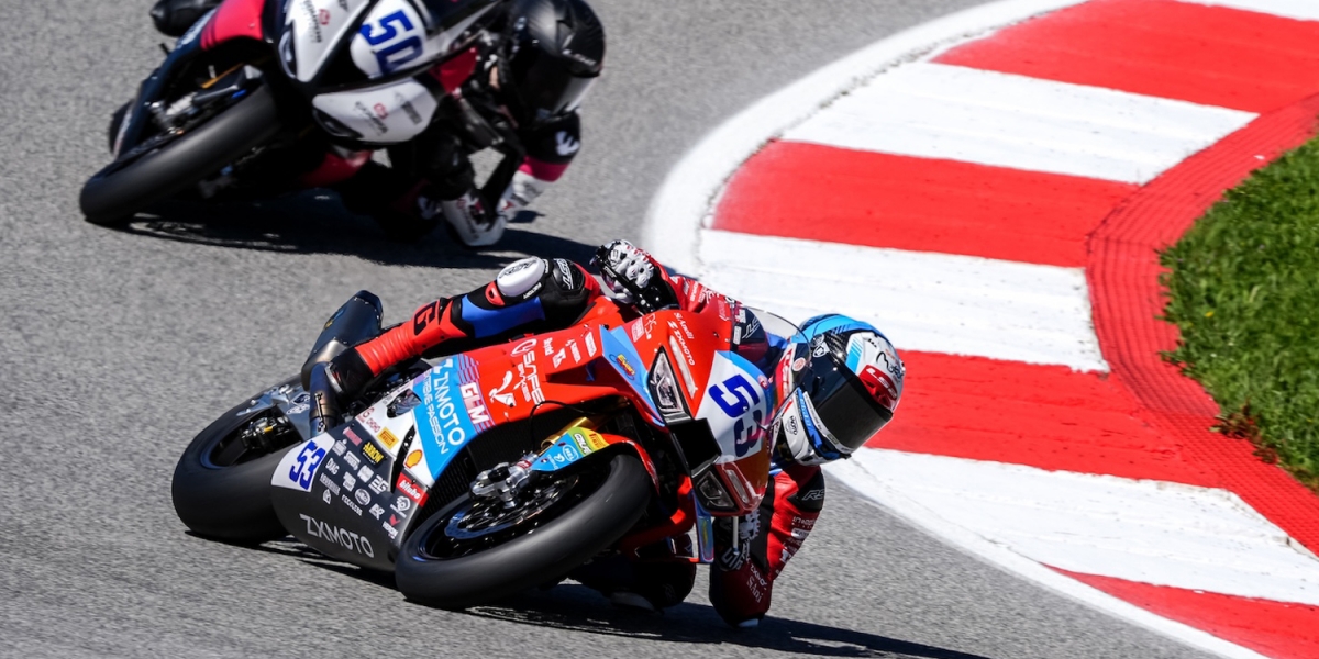 張雪機車 ZXJC 820RR 中國的三缸跑車！WSBK SSP 大殺四方，與 YAMAHA R9 相比誰的馬力大？