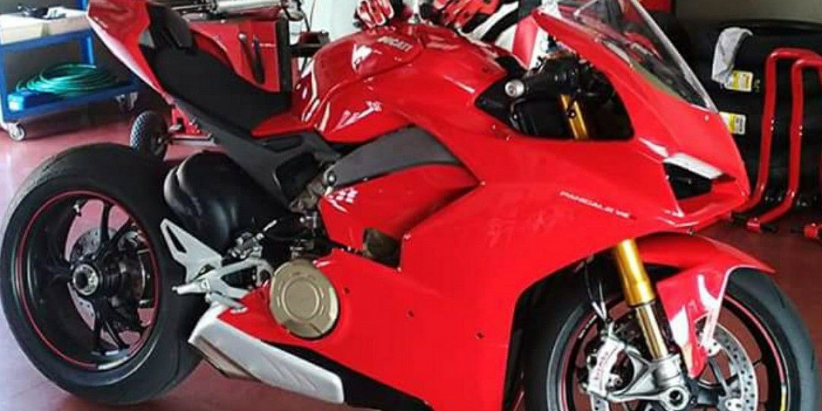 不用再猜,DUCATI V4仿賽Desmosedici Stradalem意外曝光!