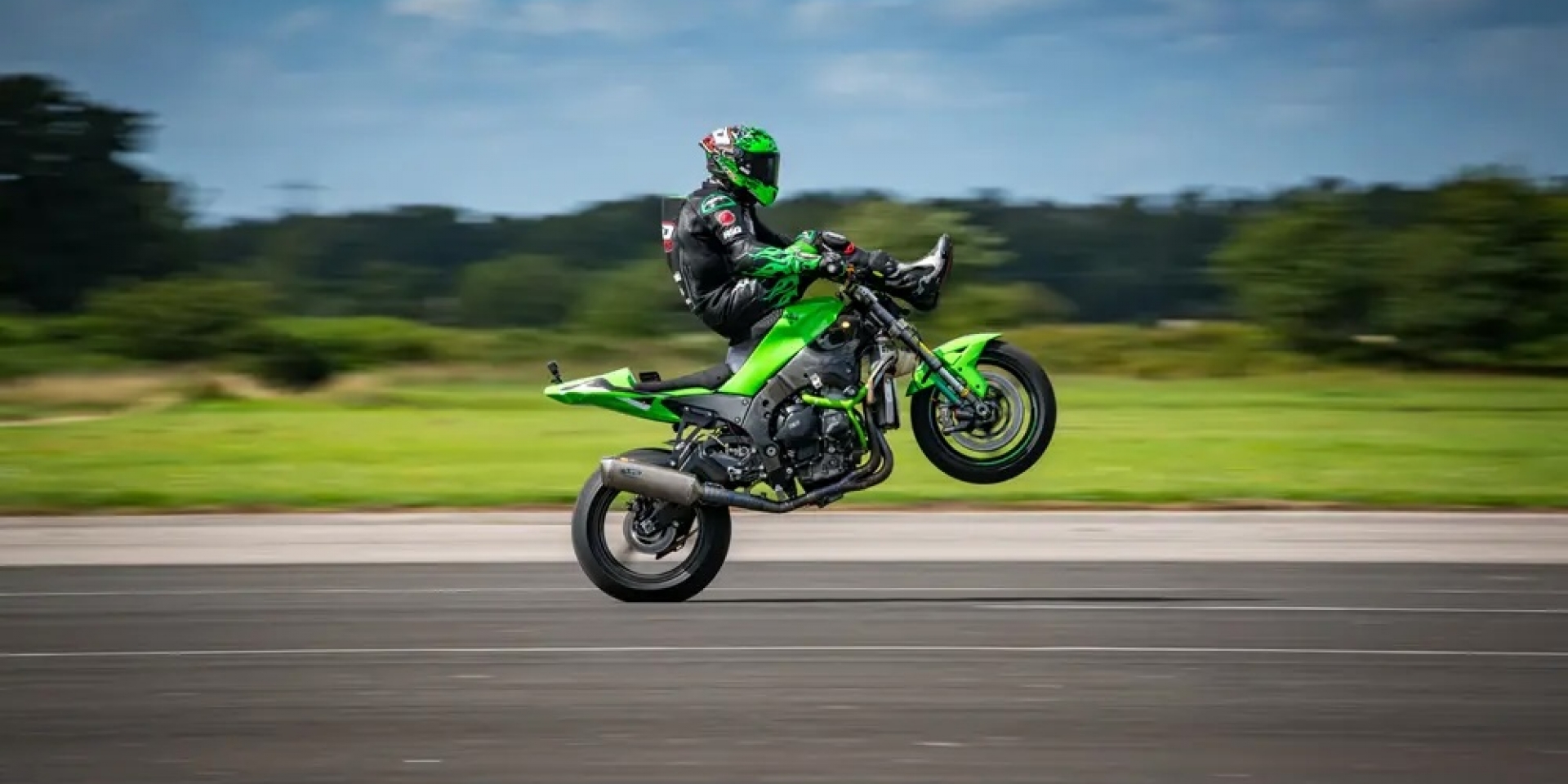 比瘋狂還瘋狂！油箱坐姿＋跨龍頭，204km/h 把手孤輪紀錄再被刷新