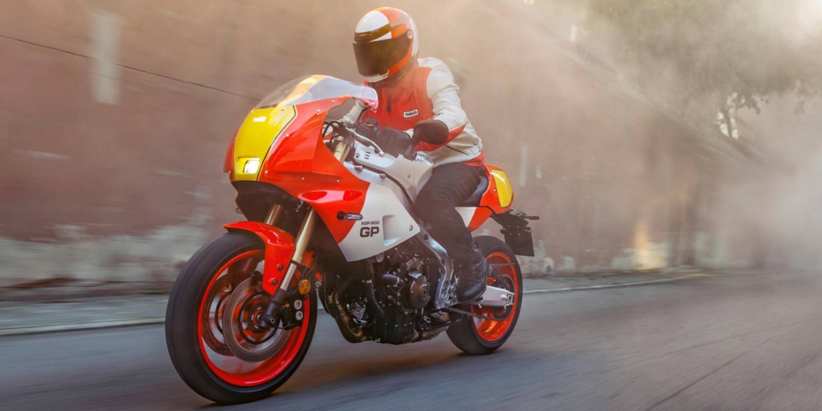 方正整流罩、三缸引擎、頂規電控!2024 YAMAHA XSR900 GP 海外發表