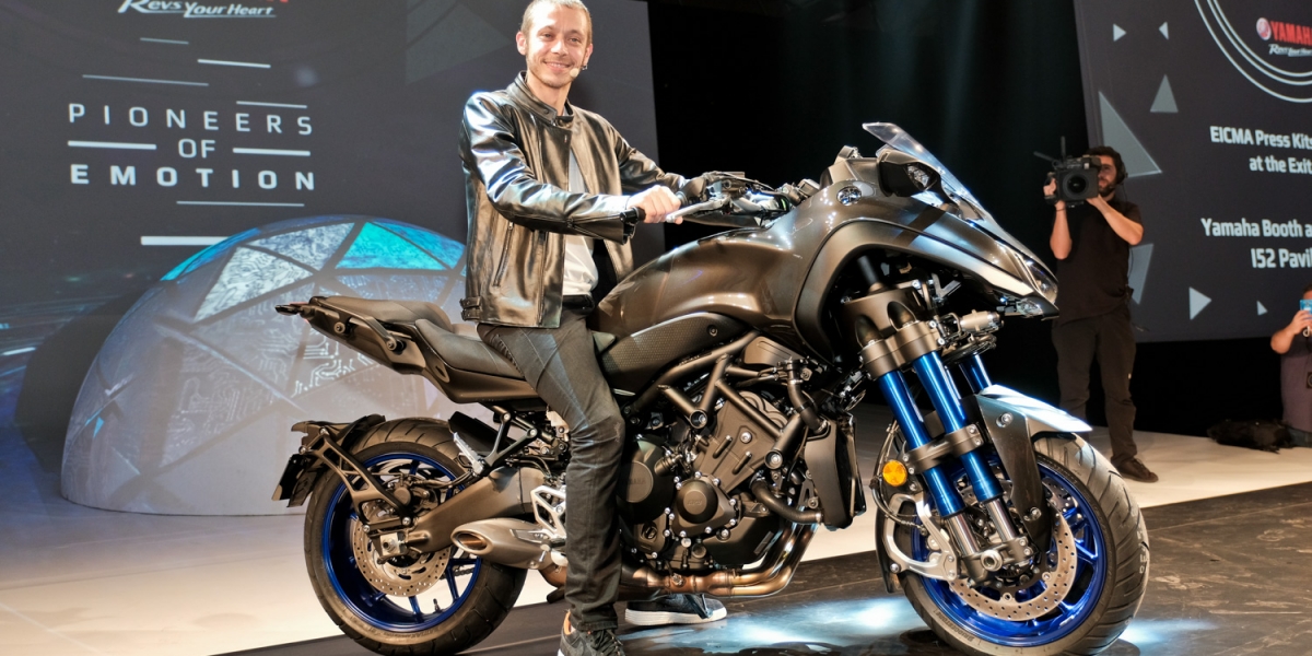 2017米蘭車展。YAMAHA展前發表會,Rossi現身為三輪巨獸NIKEN站台