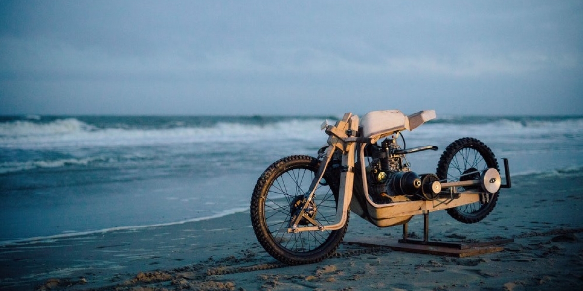 另類環保尖兵。以海藻油為燃料的木製摩托車