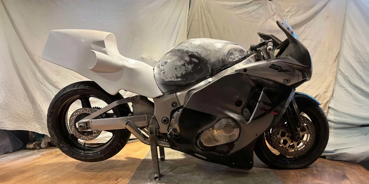 跨越瘋狂的界限!2,700 cc、二行程 V6 引擎客製版 Hayabusa 正在成形