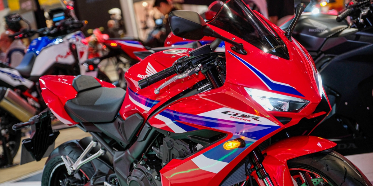 戰鬥新外型、E-Clutch、5吋TFT儀表上身!Honda CBR650R 米蘭亮相