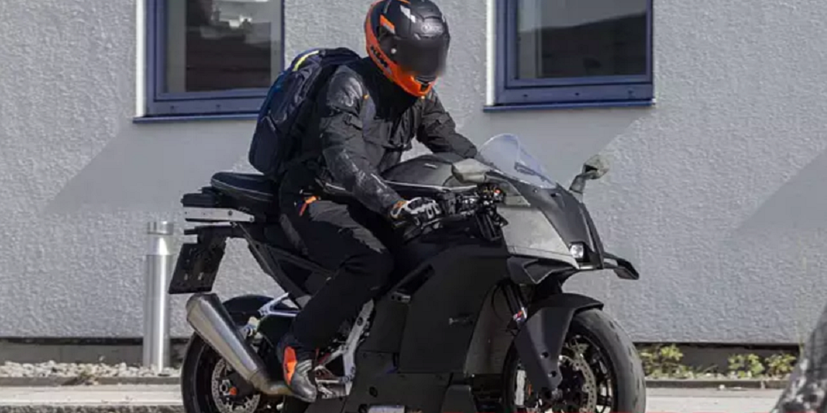 大改款390 Duke剛來,兩款新車型有望明年登場!KTM 990 RC R、990 SMT 測試車間諜照曝光