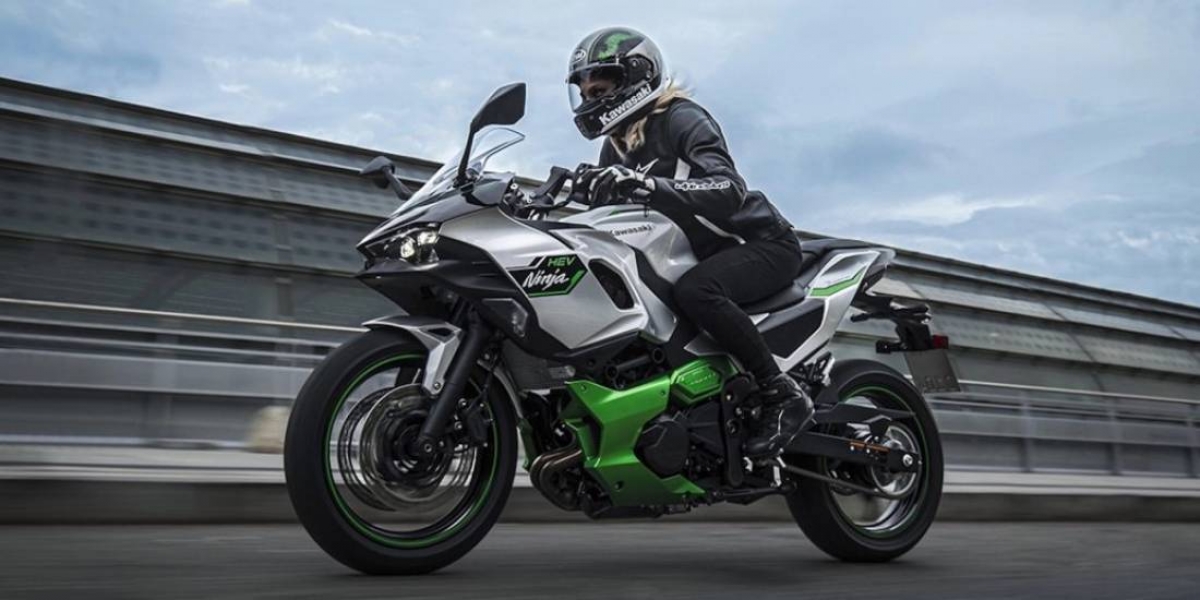 KAWASAKI Ninja 7  Hybrid:公升級起步加速、650c.c.巡航動力、250級距油耗,油電混合街跑海外亮相!