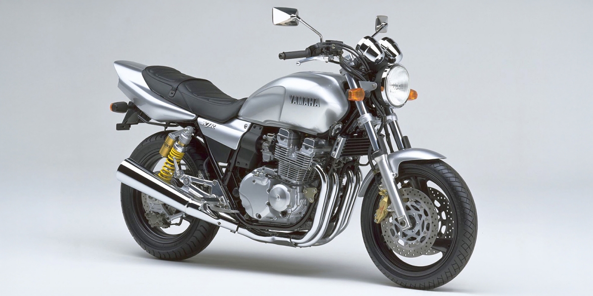 怪騎物語。Yamaha XJR400:53匹DOHC氣冷四缸、雙搖籃車架的圓燈典範之作!