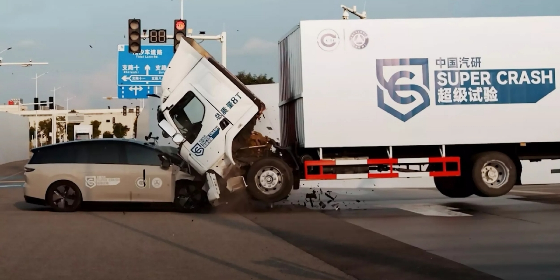 理想汽車i8撞飛卡車！測試引爆市場爭議