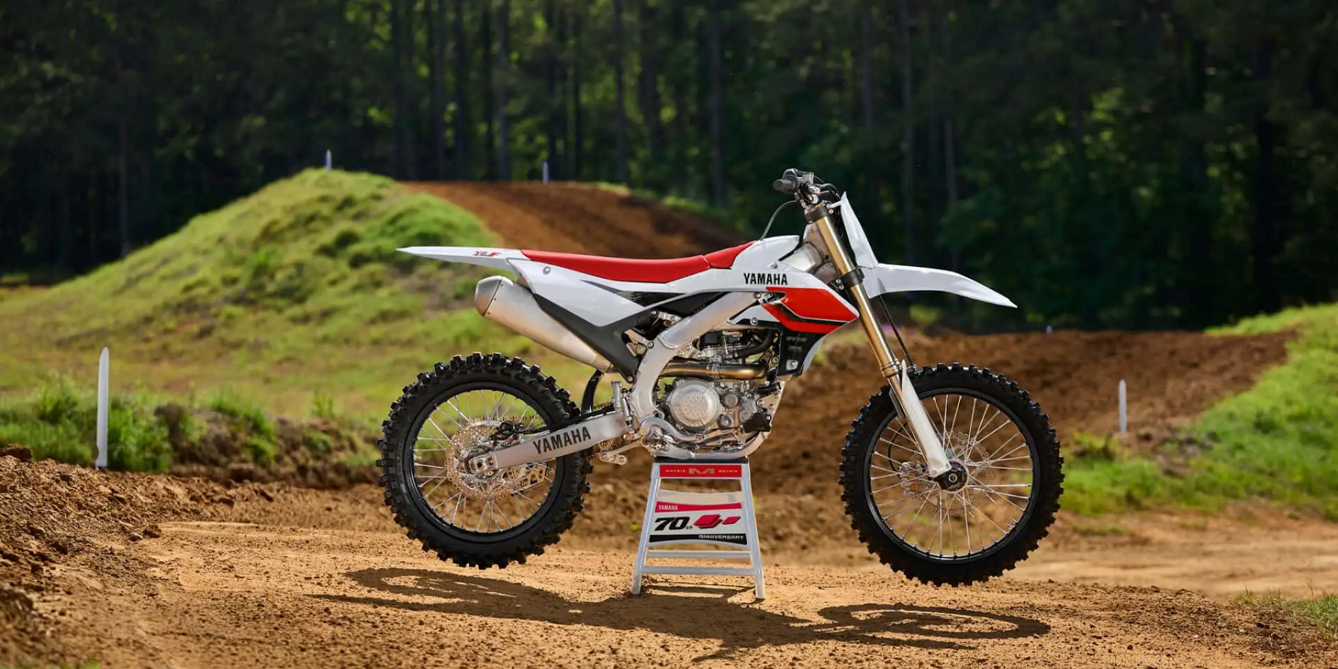 經典紅白塗裝重出江湖！Yamaha YZ車系推出70週年紀念車型