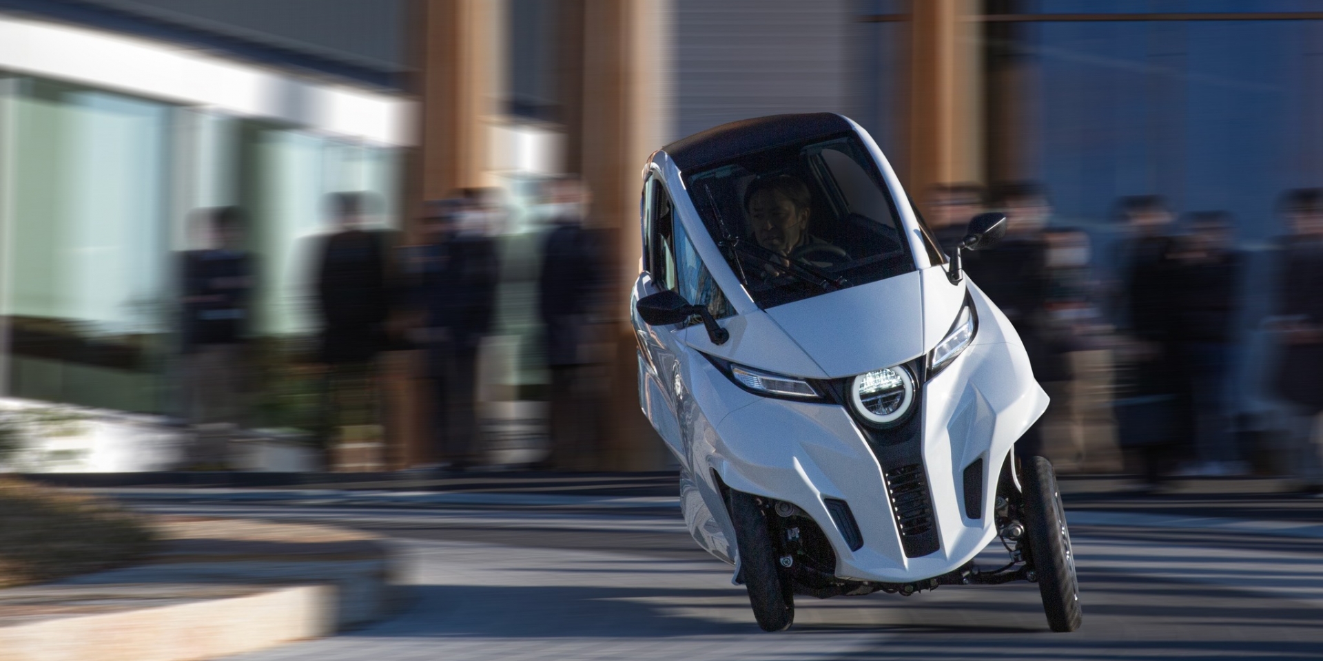 機車車牌、不用戴安全帽但要 汽車駕照、不能上國道？交通部預告新增「駕艙機車」，介於大型重機跟汽車的額外新物種