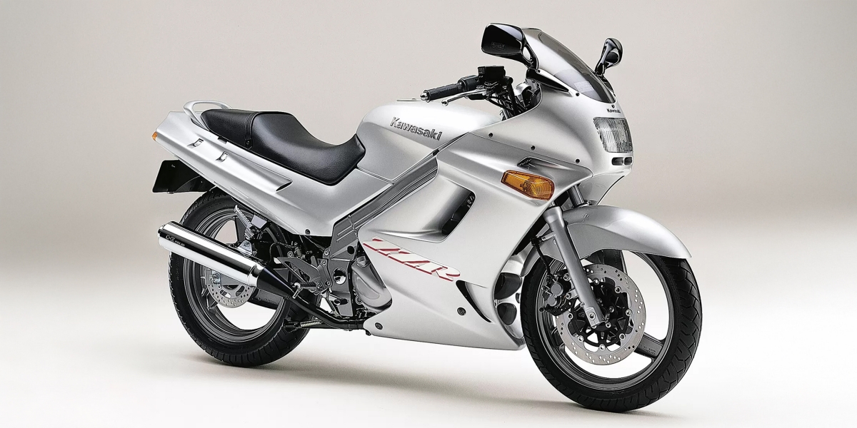 怪騎物語。Kawasaki ZZR250:ZZR家族小老弟,40匹萬轉雙缸的入門跑旅!
