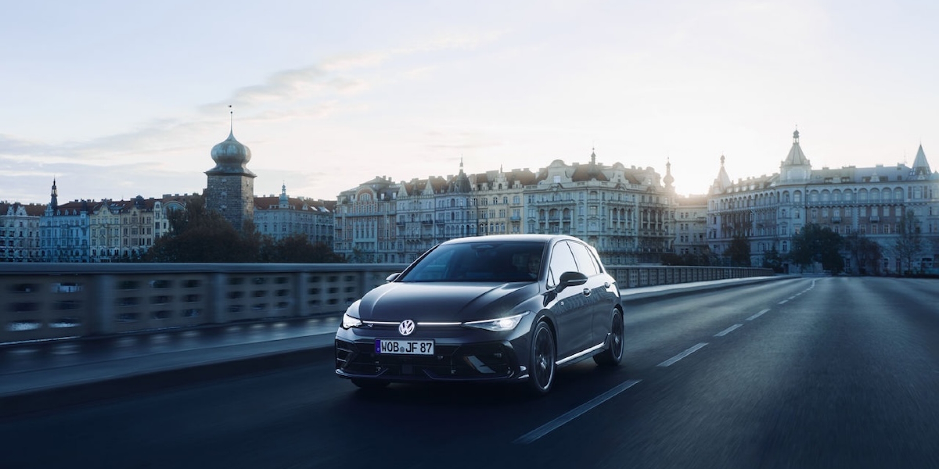 The new Golf R 夜幕疾行版 197.8 萬元起限量上市 前所未有優雅姿態與凌厲動能底蘊馳騁交錯 激盪純然賽道駕馭