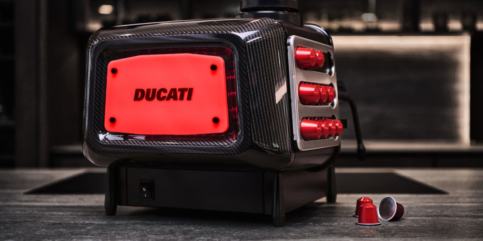 Ducati 百歲生日禮！碳纖維咖啡機 Barista M3 1926 限量 1,926 台，7 秒熱機・19 bar・NT$9.1 萬起
