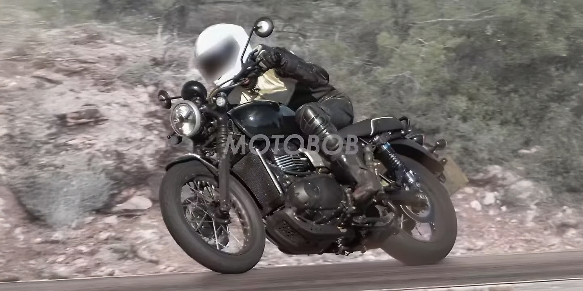 圓燈鋼絲框、後雙槍避震！Triumph Bonneville 400 間諜照流出