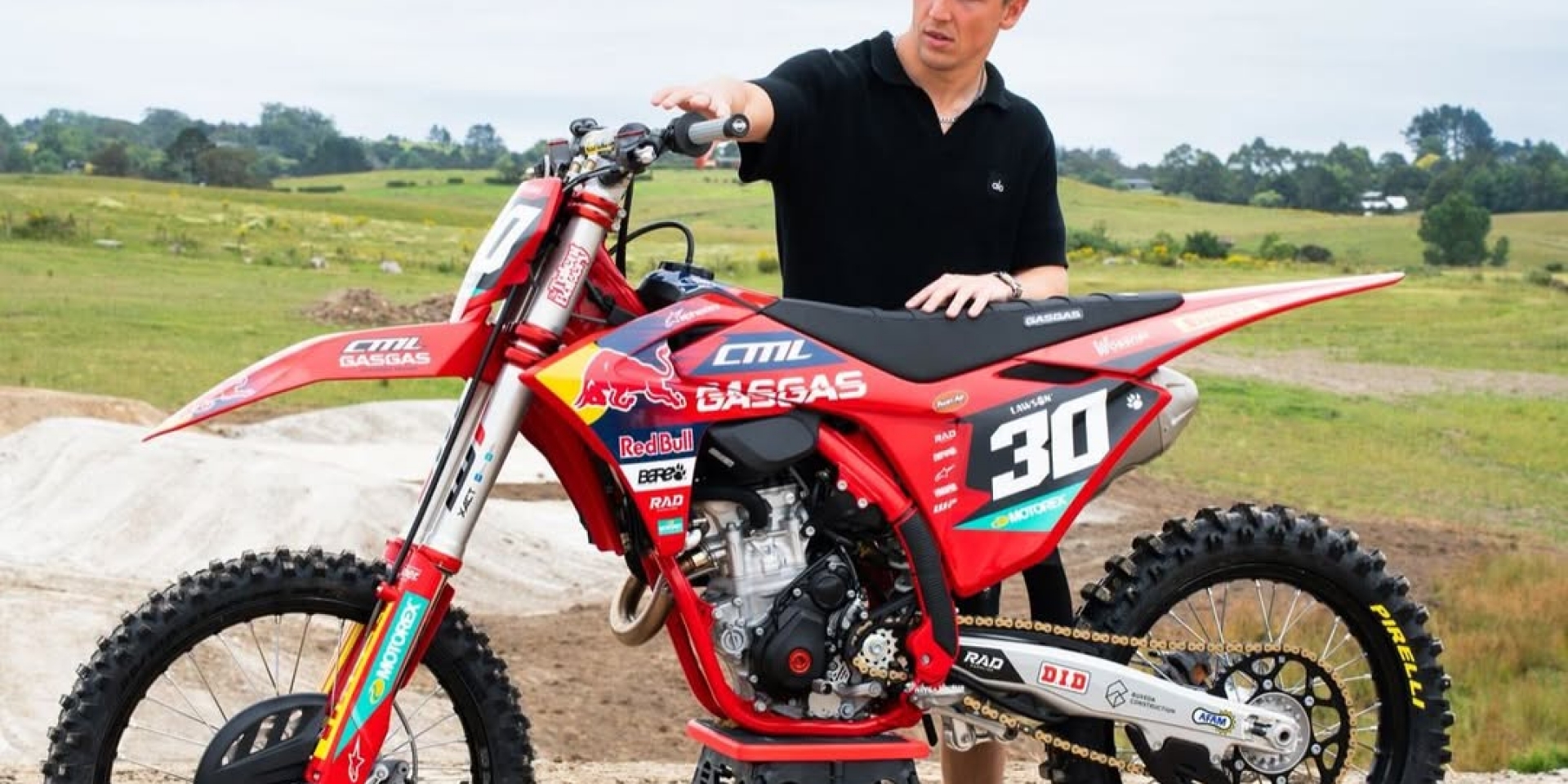 休賽季不跑趴！Hamilton 與 Lawson 跨界噴泥巴，F1 車手瘋越野摩托