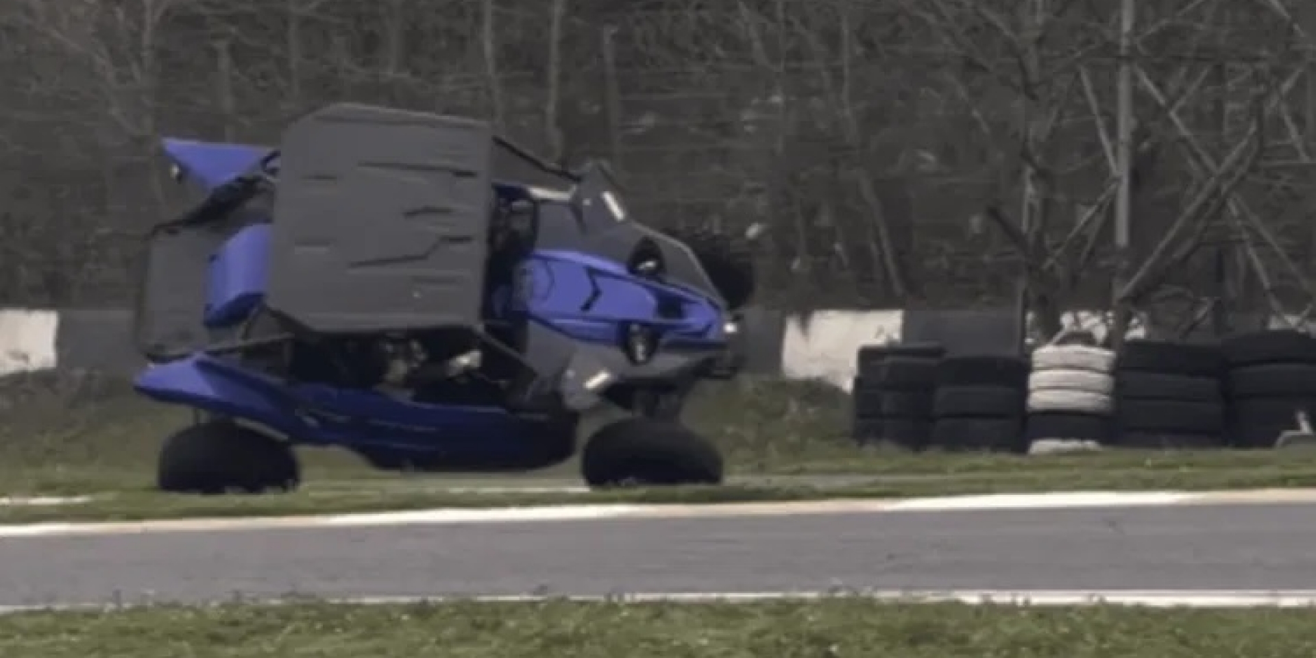 被賽車耽誤的特技演員？Toprak 開四輪越野車照樣「翹孤輪」，備戰雪邦測試秀神技