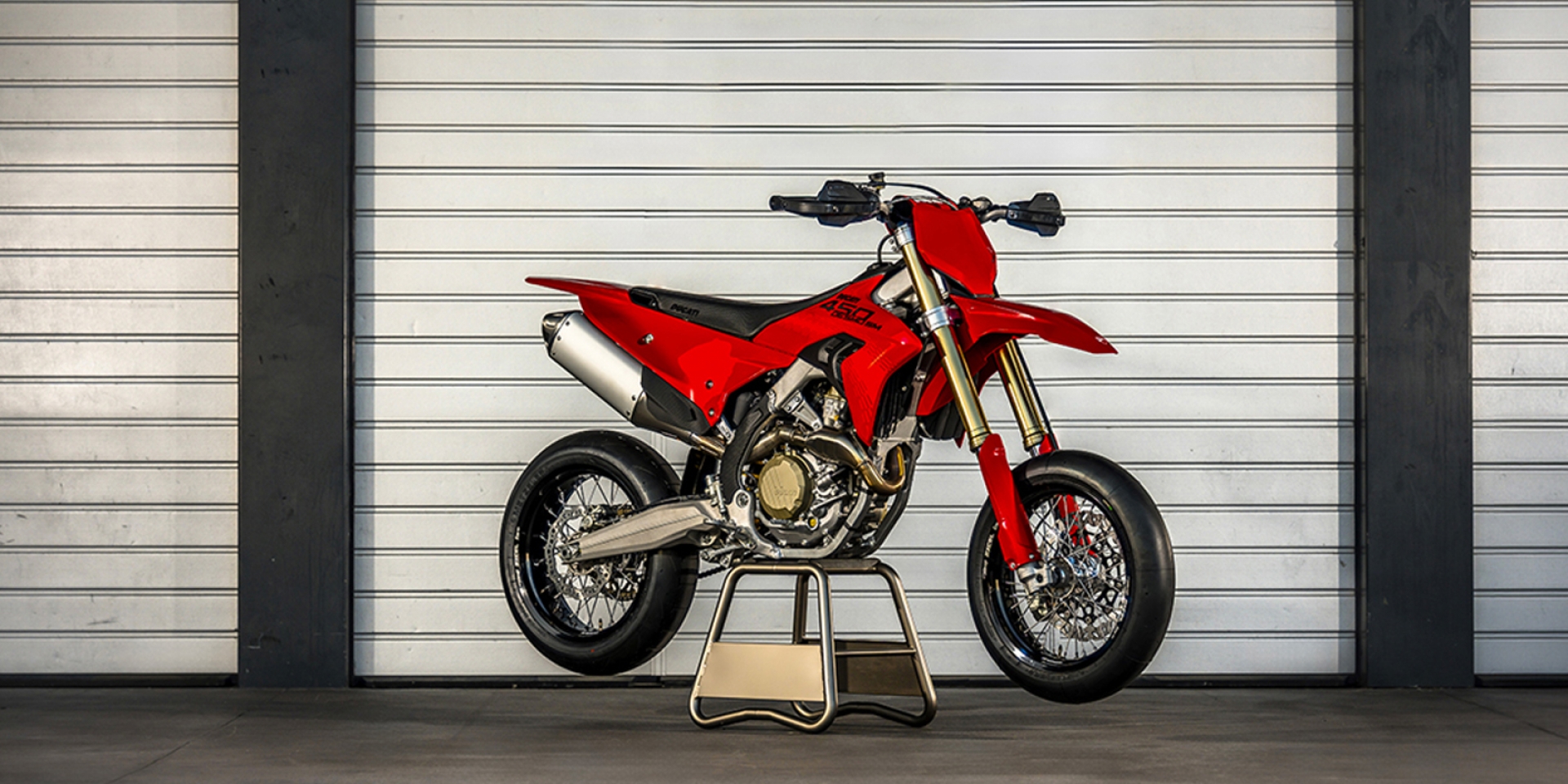 Ducati首款滑胎廠車Desmo450 SM原型車於WDW無預警現身，預計九月正式發表！