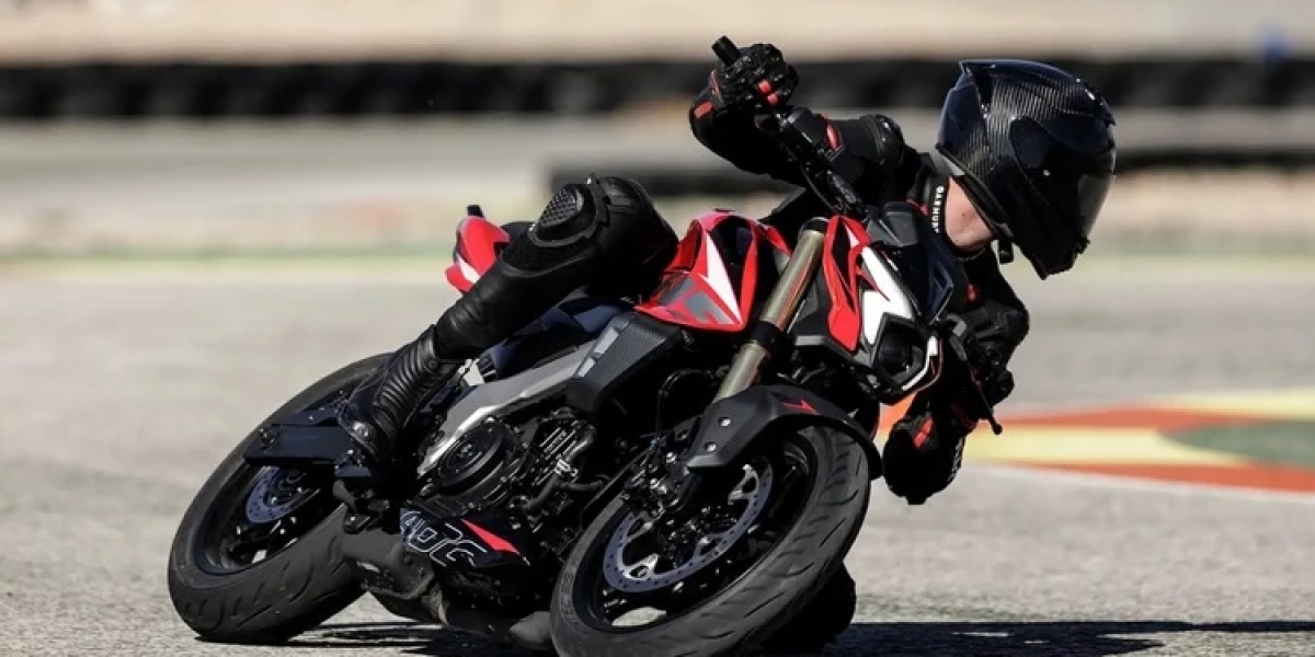 預算玩家尖叫吧！Bajaj Pulsar NS 400 震撼登陸西班牙：馬力比 KTM 125 大、價格卻更殺！