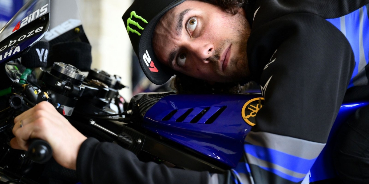 騎到懷疑人生！Alex Rins在YAMAHA V4車上滿頭問號：我是誰？我在幹嘛？