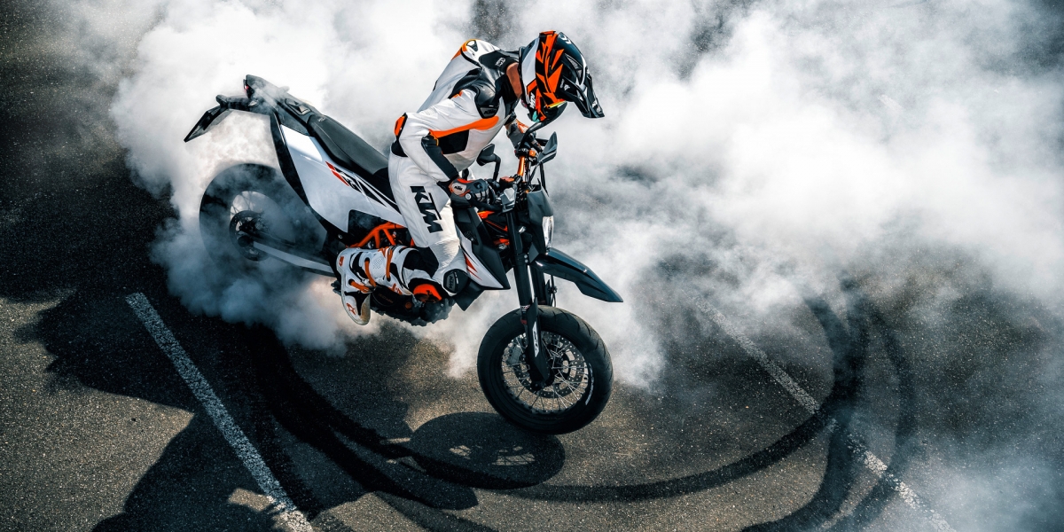 歐洲兄弟滑起來!Supermoto的兩種風情:DUCATI Hypermotard 950 SP vs. KTM 690 SMC-R