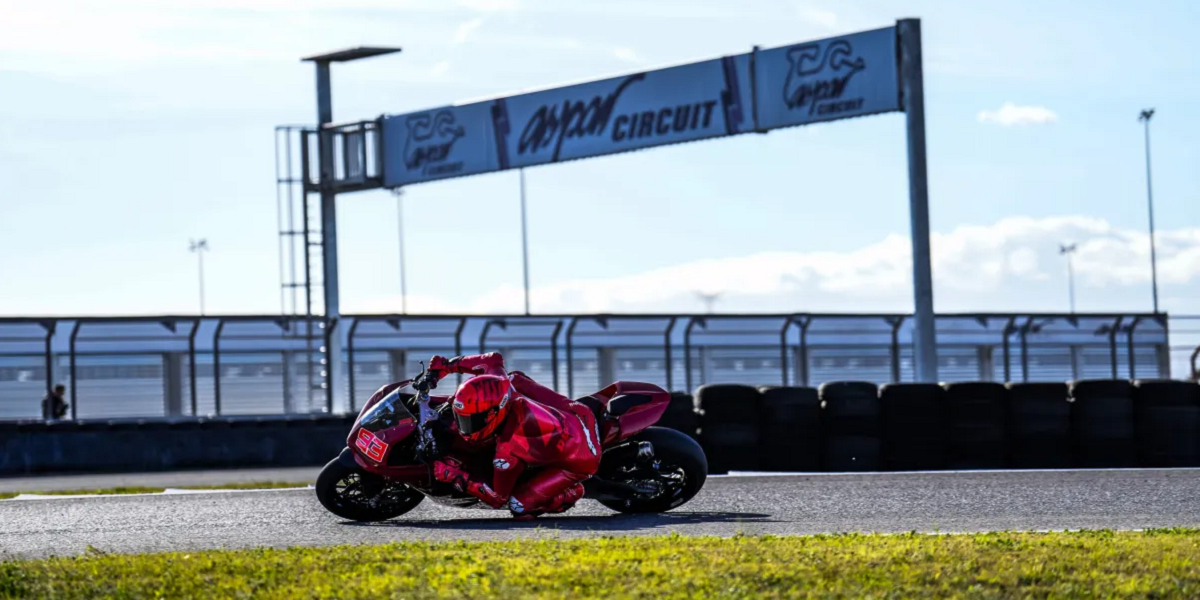 性能不再強大質疑破滅!Marc Marquez騎乘新款、舊款Ducati Panigale V2皆突破賽道單圈最佳成績