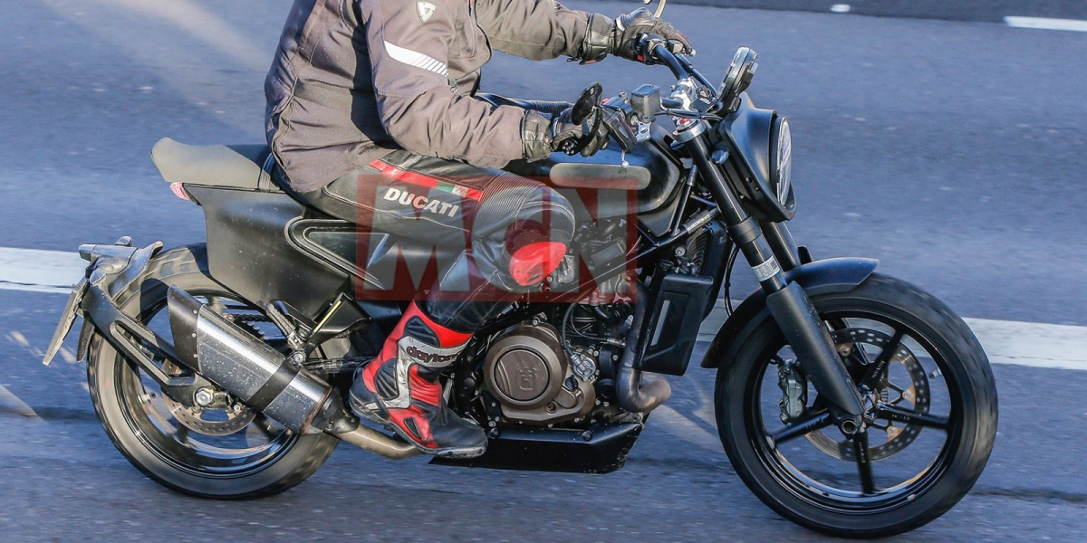 多元化發展?Husqvarna Svartpilen 701 flat tracker測試捕獲
