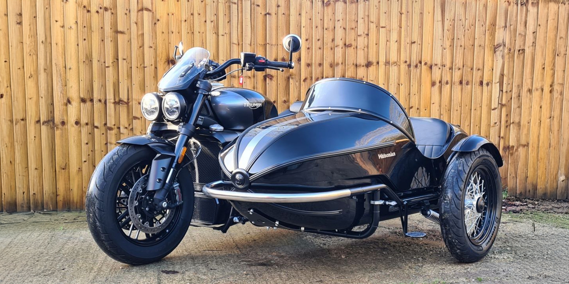 讓 2500cc 的狂暴變得優雅且穩重！Watsonian 為 Triumph Rocket 3 打造專屬「邊車」套件，化身地表最強裝飾藝術品