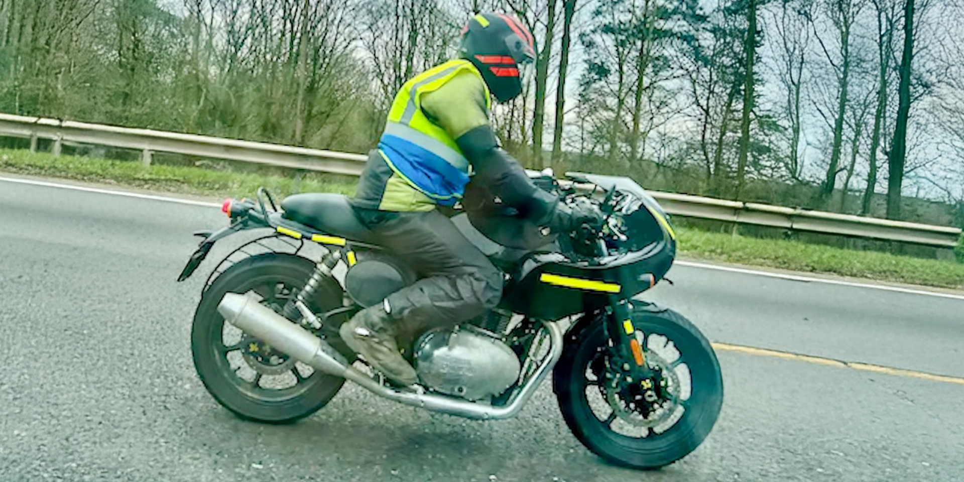 復古雙環錶、半罩子彈頭！Royal Enfield Continental GT 750 測試車曝光，咖啡魂大爆發