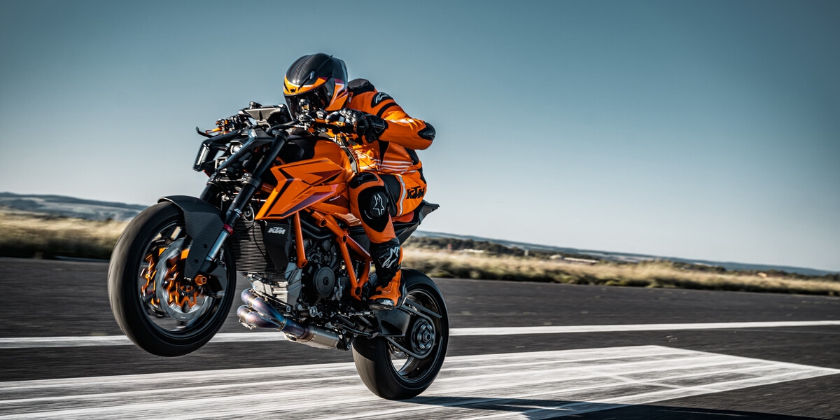 KTM頂級運動街車1390 SUPER DUKE R建議售價為新台幣98.8萬元 頂級EVO版 建議售價為新台幣109.3萬元