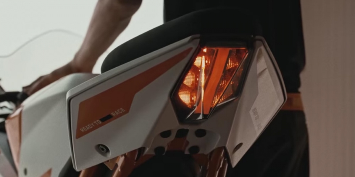 KTM發布輕仿賽新車預告,大改RC390要來了嗎?