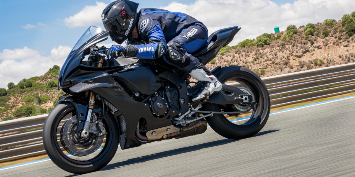 YAMAHA YZF-R1「Race Base」賽道版2027年式預購開跑！GP定風翼、Brembo卡鉗上身，200匹馬力只要244萬日圓！