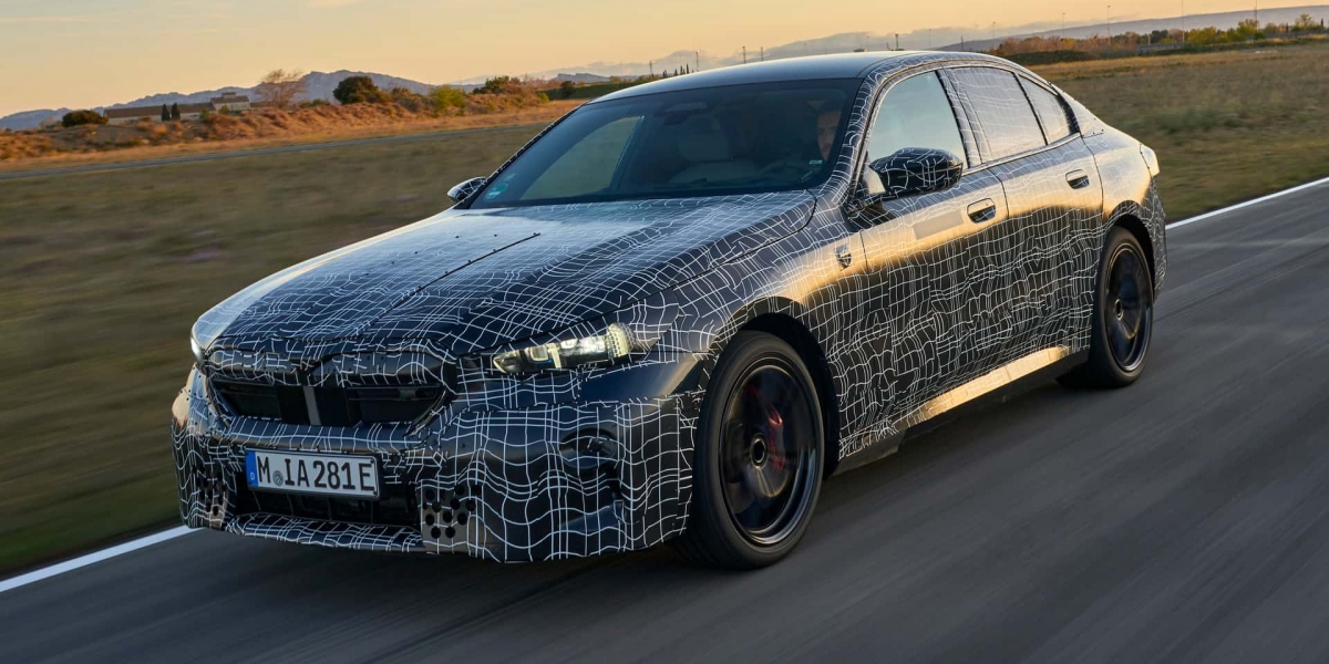 大改款BMW 5系列i5打頭陣,用「眼神」自動變換車道