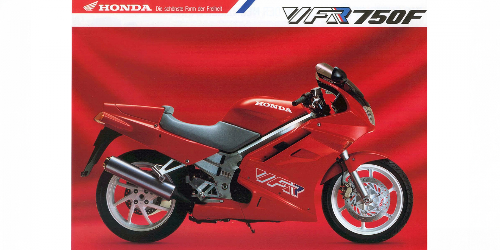 怪騎物語。Honda VFR750F：從賽道到長途旅行，Honda V4家族的傳奇進化！