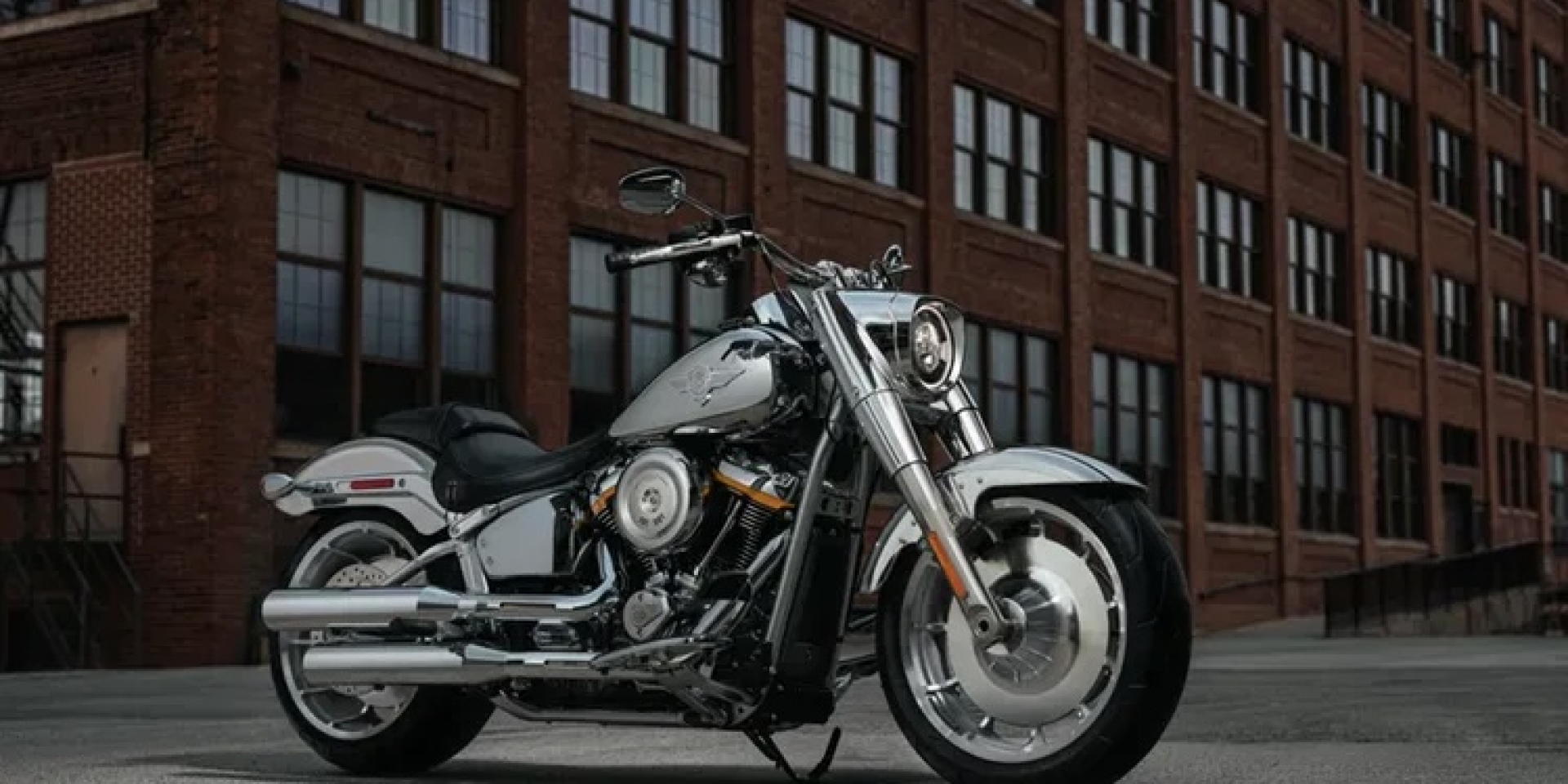 Harley-Davidson Fat Boy Gray Ghost 限量發表：35 週年致敬之作，PVD 鍍鉻閃亮登場