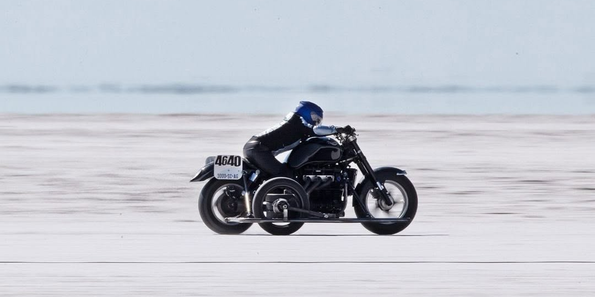 Triumph Rocket III 邊車衝上 234.9km/h，Liane Langlois 再刷 FIM 陸速紀錄