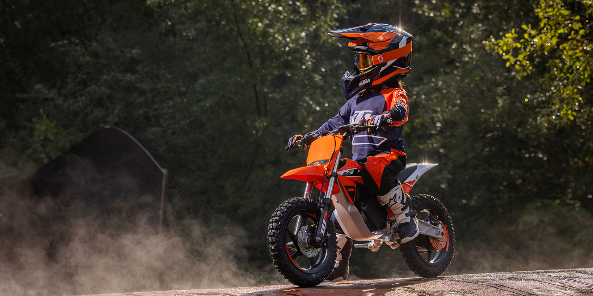 KTM SX-E 2.12 電動兒童越野車登場，續航與安全配備一次看
