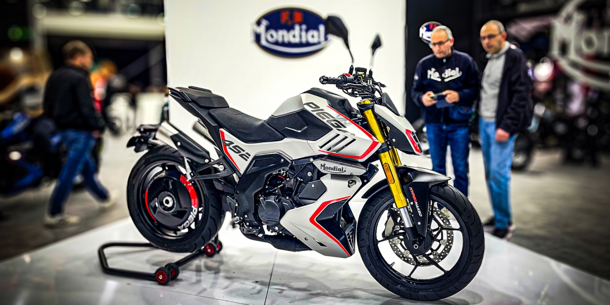 47匹雙缸、雙出排氣管、後單搖臂的義式黃牌街霸!2024 F.B Mondial Piega 452 米蘭登場
