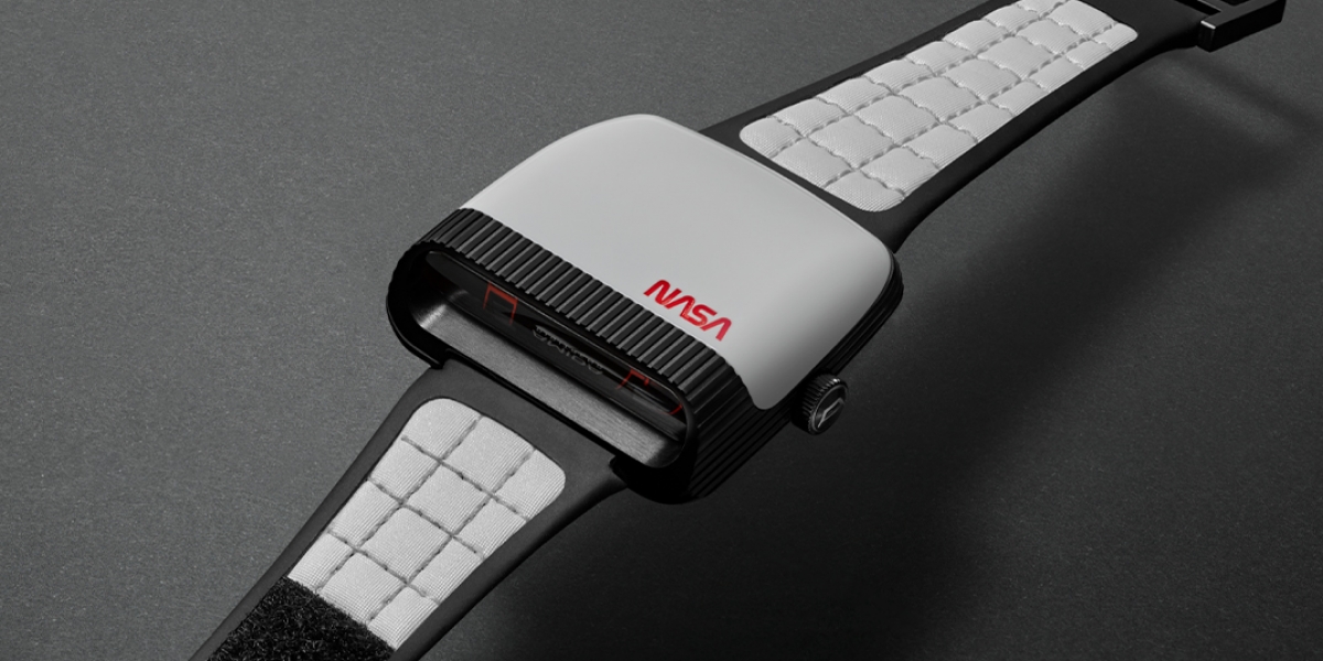 開車騎車看時間免轉手！Amida Digitrend NASA 聯名錶：1976 經典回歸、真實太空衣布料上身！