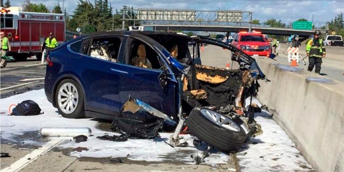 撞擊前使用手機。Tesla美國加州撞車意外最新報告出爐!