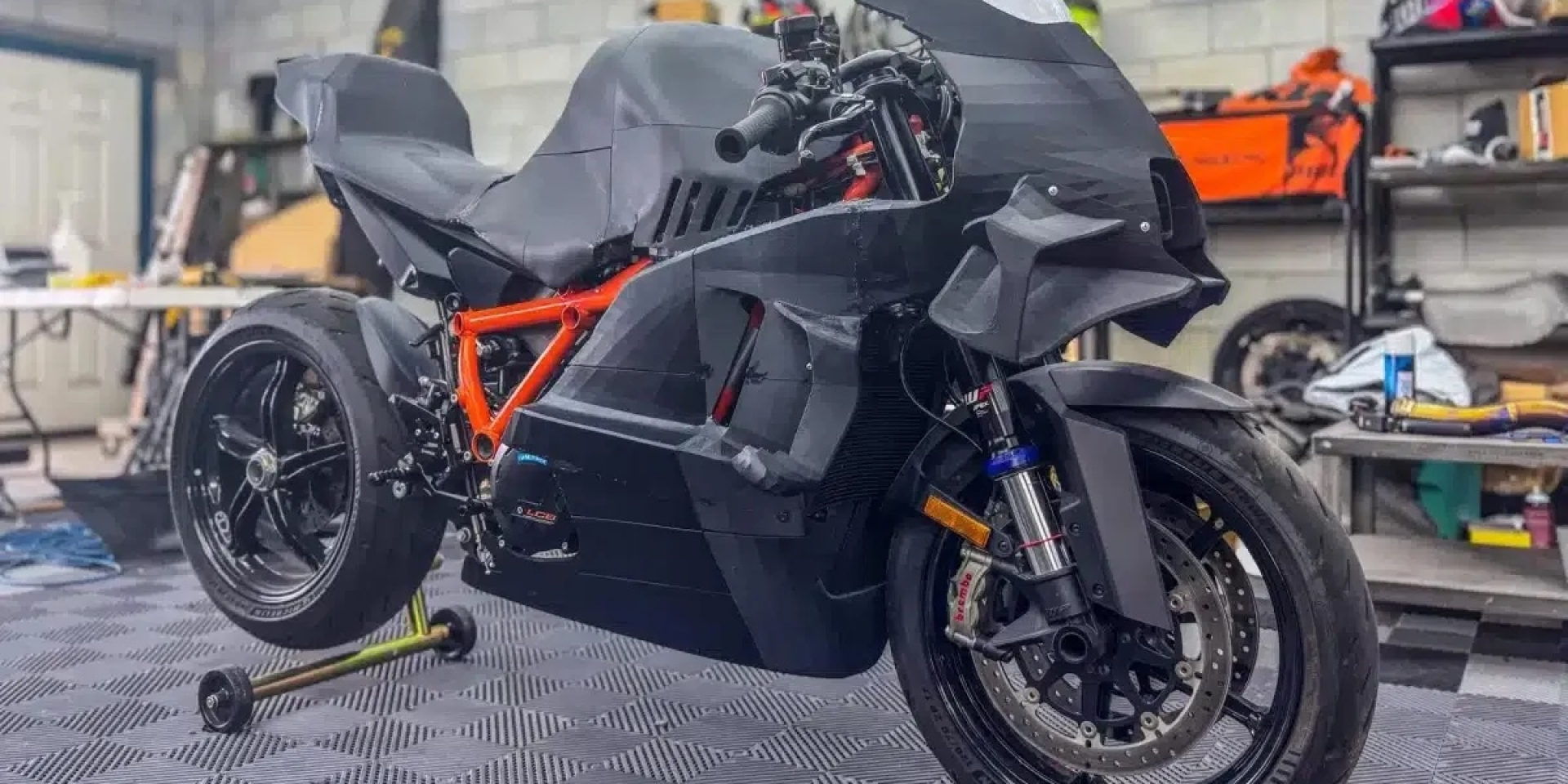用 3D 列印打造 MotoGP！美國玩家改裝 KTM 1390 變身 RC16 複製車