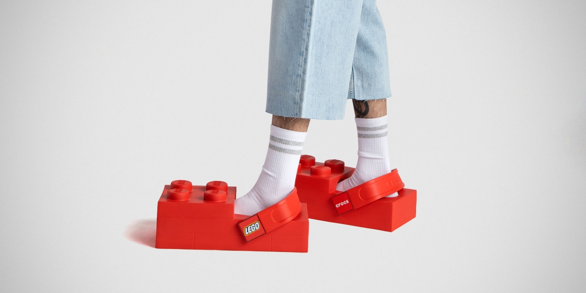 LEGO × Crocs Brick Clog 聯名鞋：2×4 積木造型鞋面、可拆式 Jibbitz